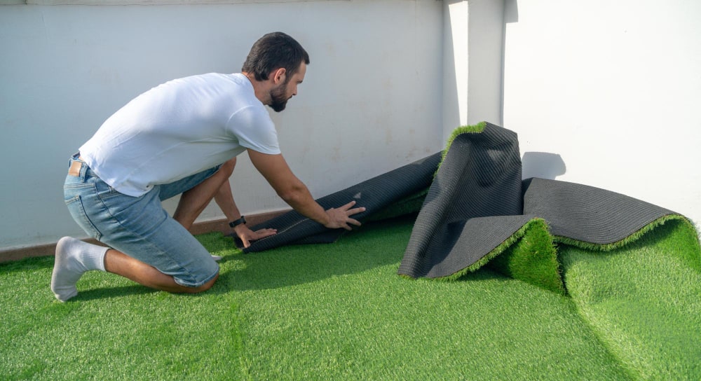 pegando cesped artificial