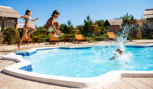 Cómo detectar y corregir la contaminación del agua de tu piscina antes de que aparezcan los problemas