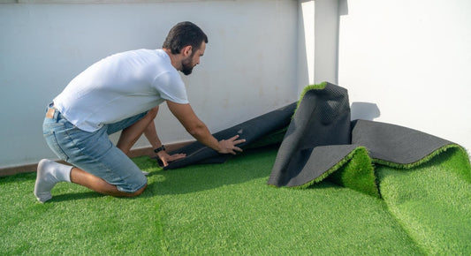 pegando cesped artificial