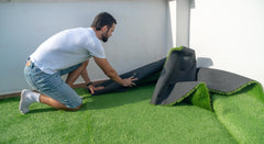 Como pegar correctamente el césped artificial de tu patio o jardín