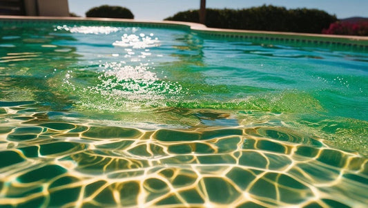 ¿Qué hacer si el agua de tu piscina está verde o turbia?