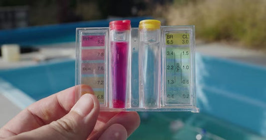 Cómo reducir el exceso de cloro en la piscina