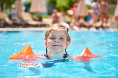 Cómo minimizar los efectos del cloro de la piscina